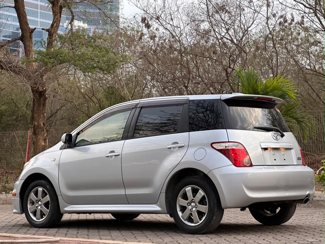 Toyota IST thumbnail 6